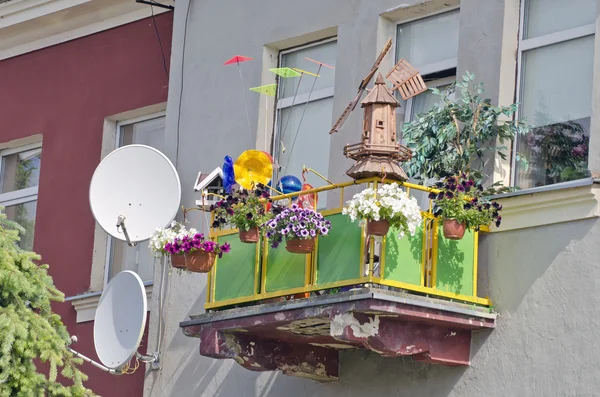 Balkon met verschillende decoraties in stad — Stockfoto