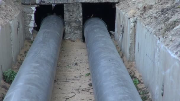 Plastic modern technology heating pipes in trench near city house — Stock Video