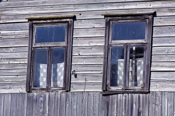 Duas janelas velhas na parede da fazenda — Fotografia de Stock