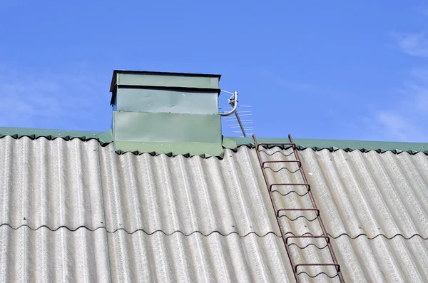 Techo de la casa nueva con chimenea y escalera en pizarra — Foto de Stock