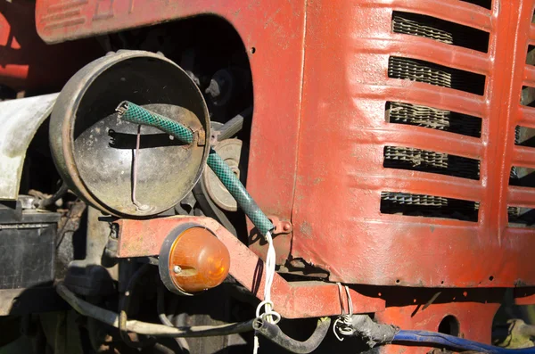 Viejo fragmento de tractor usado vintage con lámpara — Foto de Stock