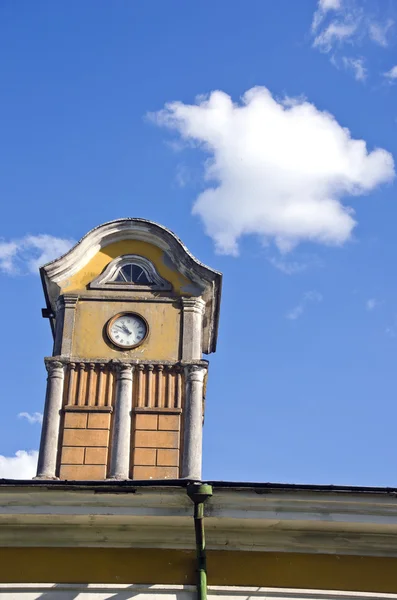 Wieża z antyczny zegar na dwór dachu i niebo chmury — Zdjęcie stockowe