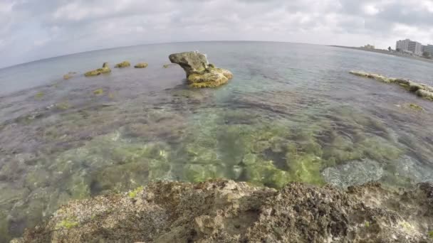 Resort spiaggia paesaggio con pietra nell'isola di Rodi. Mare Egeo, 4K — Video Stock