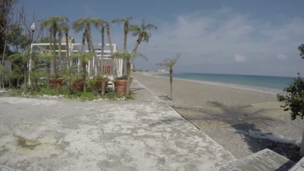 Lege strand van de Middellandse Zee. Rhodos Eiland, Dodekanesos, Griekenland, 4k — Stockvideo