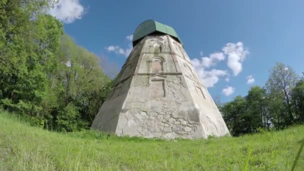 古い風車は、公園を遺跡します。タイムラプス 4 k — ストック動画