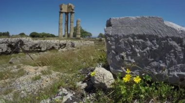 tarihsel Apollo Tapınağı Akropol, Rodos, Yunanistan sütunlarda mahveder. 4k