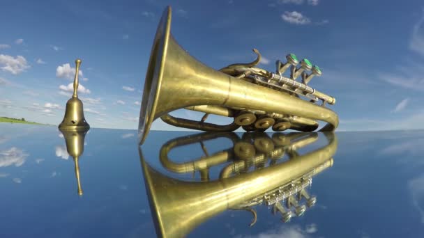 instrument de musique vintage à vent et cloche en laiton sur miroir et nuages mouvement. Timelapse 4K 