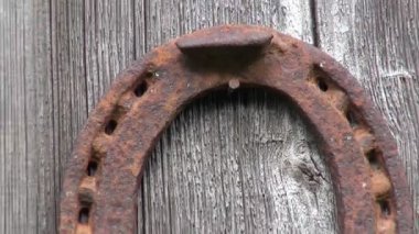 eski ahşap duvarda asılı eski paslı at nalı