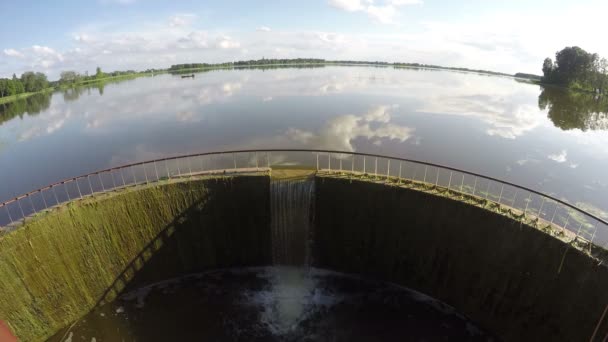 Lake  dam with water splash in summer time. Timelapse 4k — Stock Video