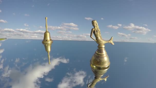 两个古董镜子和云运动风的铜铃。游戏中时光倒流 4 k — 图库视频影像
