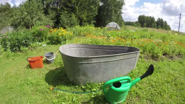 Garten mit Bewässerungsgeräten, Zeitraffer 4k — Stockvideo