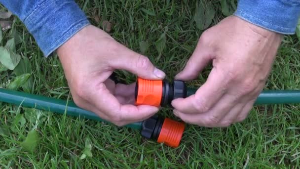 Fixation à deux mains et raccordement du tuyau d'arrosage — Video