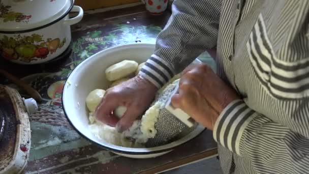 Старшая женщина решетка картофеля с теркой, 4K — стоковое видео