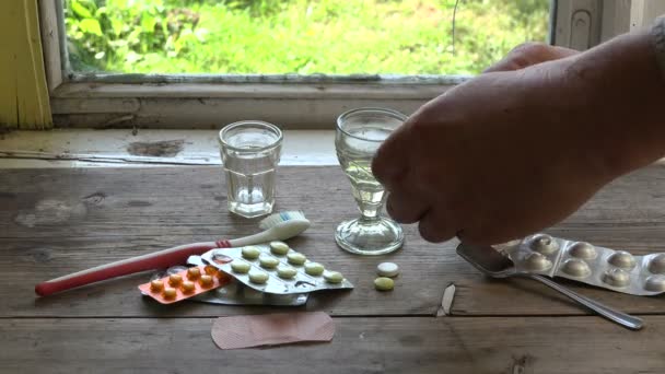 心臓病の薬、4 k を取ることを準備する男 — ストック動画