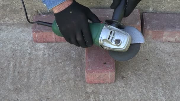 Man in zwarte handschoenen snijden baksteen, 4k — Stockvideo