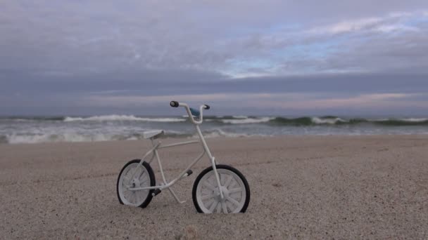 Jouet vélo dans la station plage de sable par la mer — Video