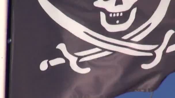 Bandera pirata ondeando en el viento — Vídeo de stock