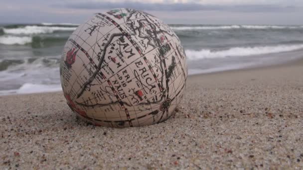 Retro globe op het strand — Stockvideo