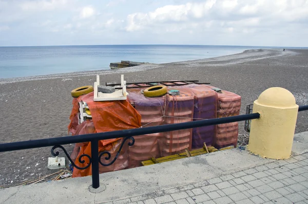 Krzesło piętrzą się na plaży nad Morzem Śródziemnym w Grecji — Zdjęcie stockowe
