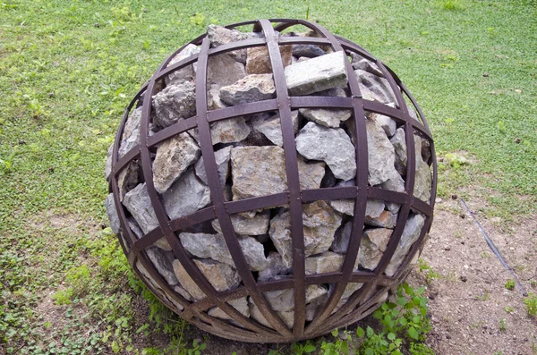 Objeto decorativo esférico com pedra no parque, Grécia — Fotografia de Stock