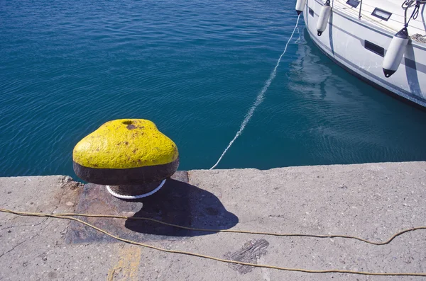 Πλοίο δεμένο σε ένα φωτιστικά τύπου bollard — Φωτογραφία Αρχείου