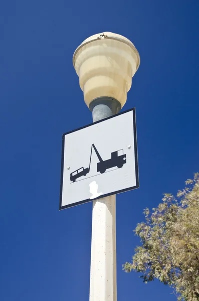 Poste de lámpara con una señal de tráfico — Foto de Stock