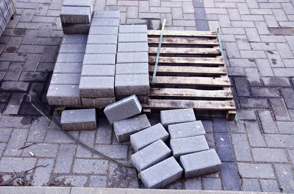 Pallet met enkele rijen van concrete grijs stoep blokken — Stockfoto