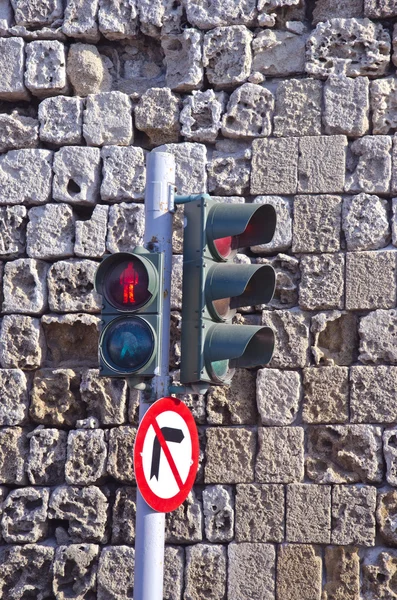 Ampel gegen alte Steinmauer in Griechenland — Stockfoto