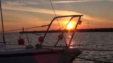 İskeleye bağlı yat