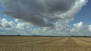 Araba camından bulutlu alanları