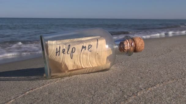 一条消息在海滩上的瓶子 — 图库视频影像