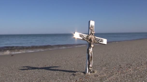 Krucifixet på stranden — Stockvideo