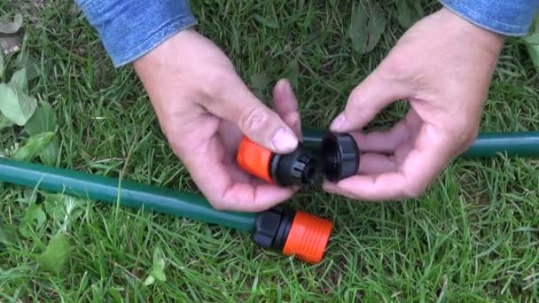 Mãos jardineiro conectando mangueira de rega — Vídeo de Stock