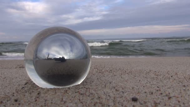 Objeto de bola de vidrio junto al mar — Vídeos de Stock