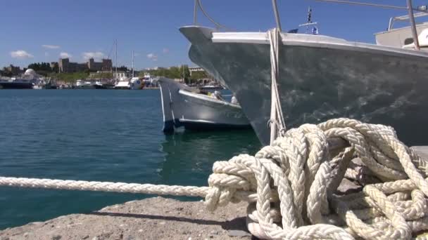 Schiff im Hafen der Rhodos-Insel, Griechenland — Stockvideo