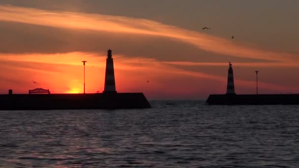 Sonnenaufgang am Ferienhafen und Leuchttürmen — Stockvideo