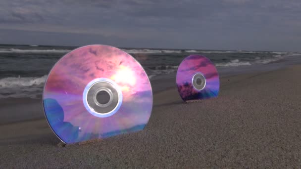 Paisaje marino con 2 DVDs en arena de playa de resort — Vídeo de stock
