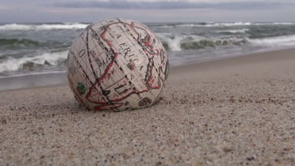 Ретро-глобус с африканским континентом на океанском пляже — стоковое видео