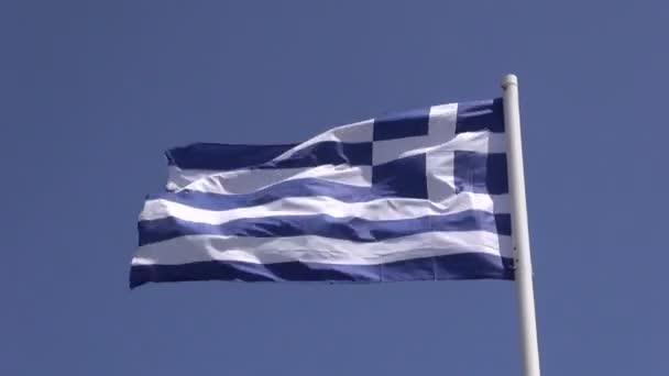 Yunan bayrağı sallayarak rüzgarlı güneşli günde — Stok video