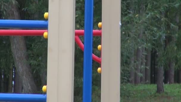 Сучасний дитячий майданчик в парку — стокове відео