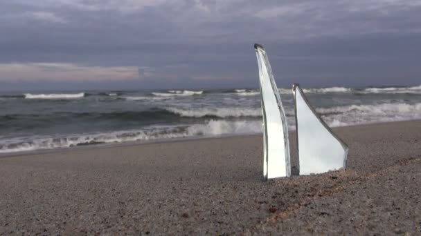 Paesaggio marino con due schegge di specchio incastrate nella sabbia — Video Stock