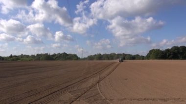 Tarım traktörü çiftlik alanı üzerinde bir tohum Ekim
