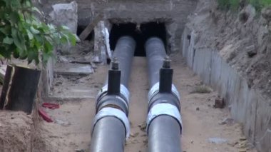 2 yeni su ısıtma boruları evine bir çukurun içinde