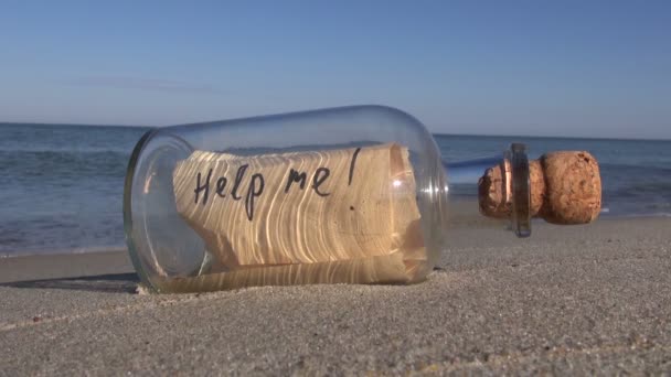 Vintage bottle with a message on ocean beach — Stock Video