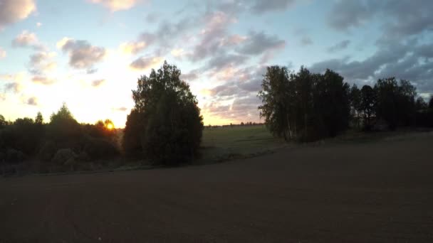 Paisaje de tierras de cultivo y amanecer de la mañana con movimiento de nubes. Timelapse 4K — Vídeo de stock