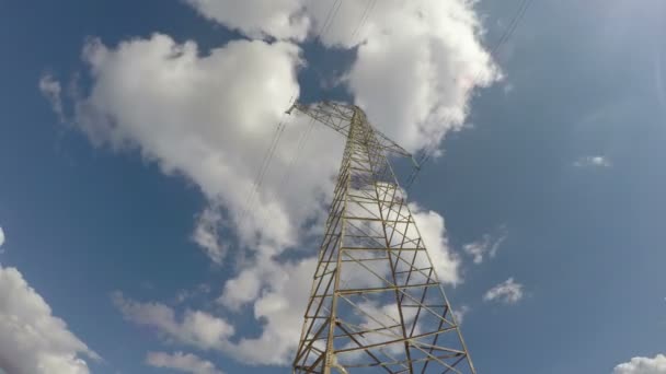 Ηλεκτρικής ενέργειας μετάλλων Πύργος κατασκευή και σύννεφα κίνηση. Timelapse 4k — Αρχείο Βίντεο