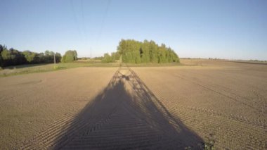 Sonbahar akşam elektrik Kulesi gölge sürülmüş sahada. Timelapse 4k