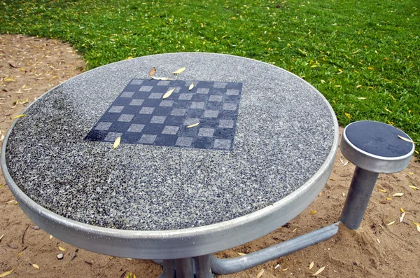 Tisch mit Schachbrett und Stühlen im Park — Stockfoto