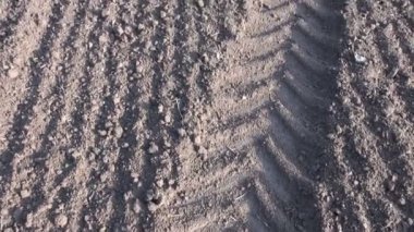 Traktör parçaları ile taze sürülmüş alan