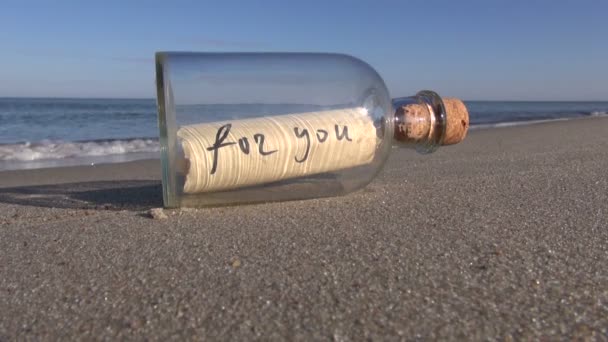 Послання в пляшці зі словами для вас на океанському пляжі — стокове відео